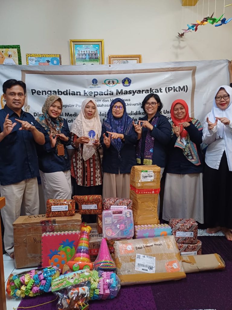 Dosen MPBI UT Memberikan Bantuan Alat Permainan Edukatif (APE) kepada PAUD Mutiara Bunda Tangerang