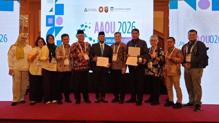 DIREKTUR SEKOLAH PASCASARJANA UNIVERSITAS TERBUKA (SPs UT) RAIH MERITORIOUS SERVICE AWARD (MSA) PADA KONFERENSI TAHUNAN KE-39 ASIAN ASSOCIATION OF OPEN UNIVERSITIES (AAOU)